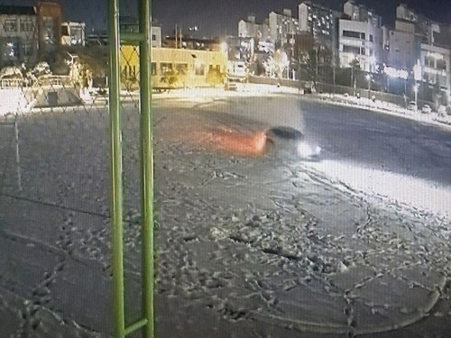 운동장에 들어온 차량[충주중학교 CCTV 갈무리]